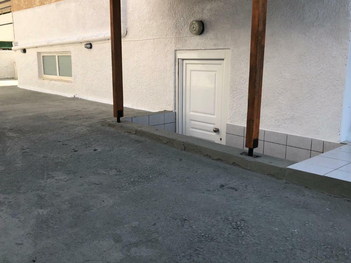 Renovated Close To Wifi Ac Apartment *